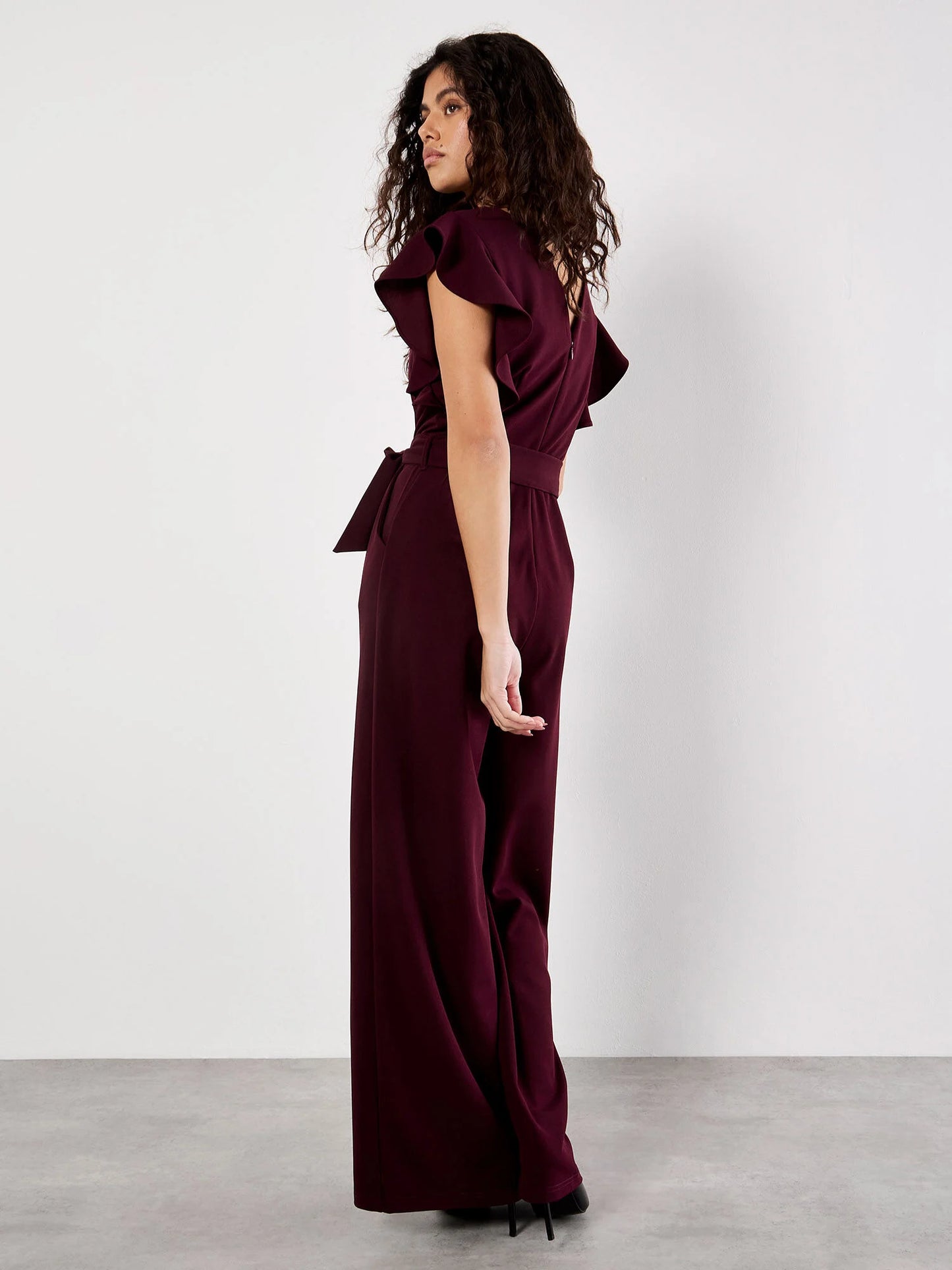 RUFFLE SLEEVE PLEAT DETAIL JUMPSUIT - BURGUNDY