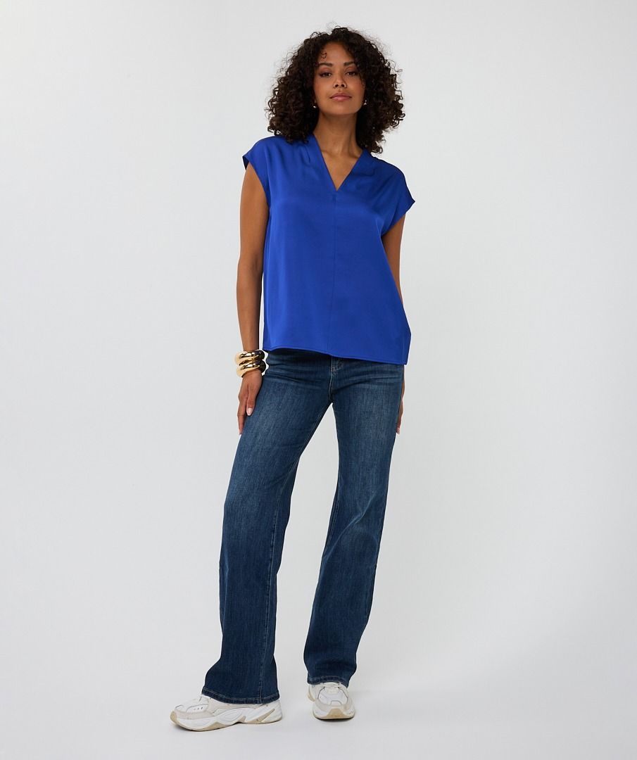 SLEEVELESS VNECK TOP
