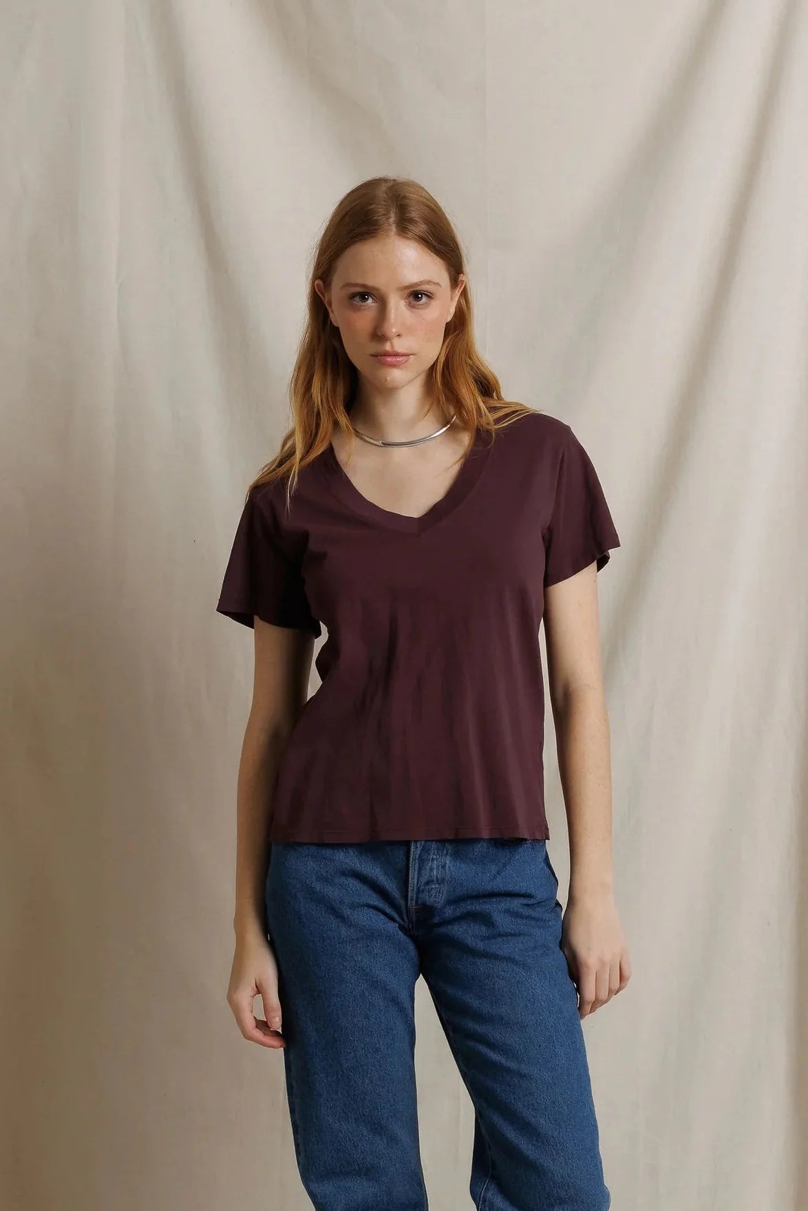 HENDRIX V NECK TEE - CHERRY LACQUER