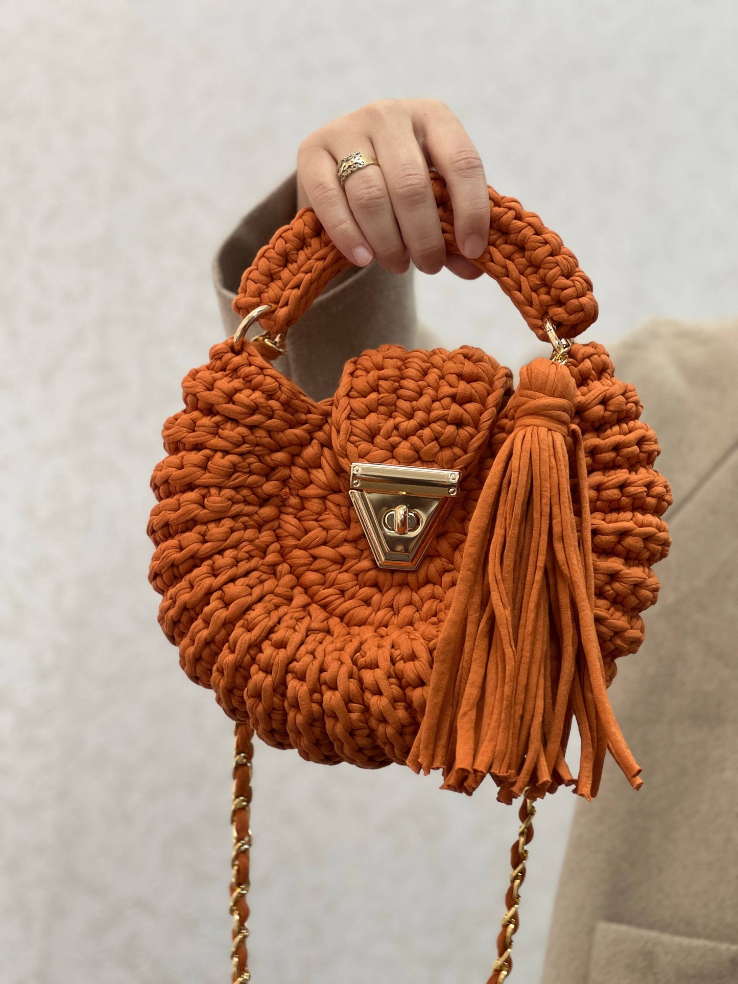 ROUND WOVEN BAG - BROWN