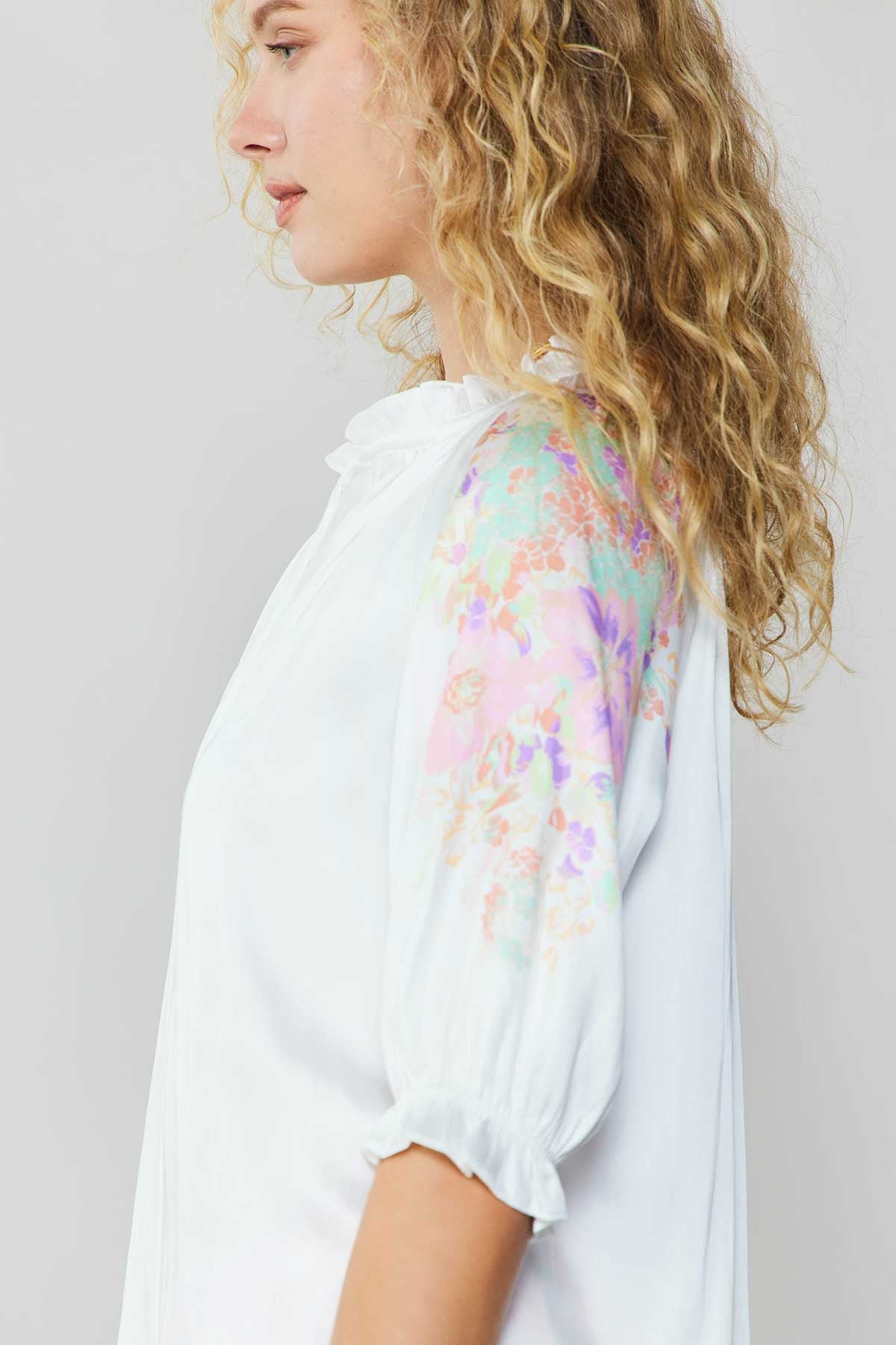 FLORAL PRINT DETAIL 3Q-SLEEVE V-NECK BLOUSE - WHITE