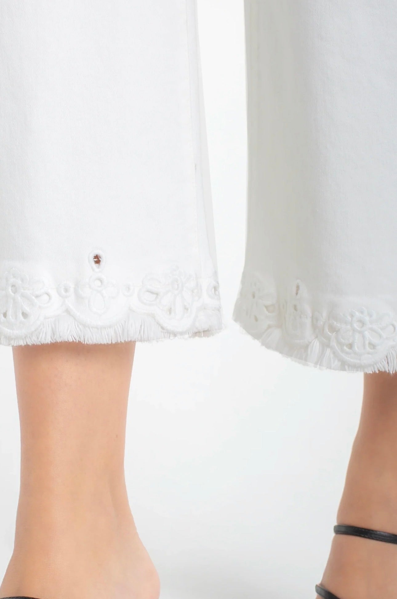 STRIDE CROP DENIM WITH EMB. HEM - BRIGHT WHITE