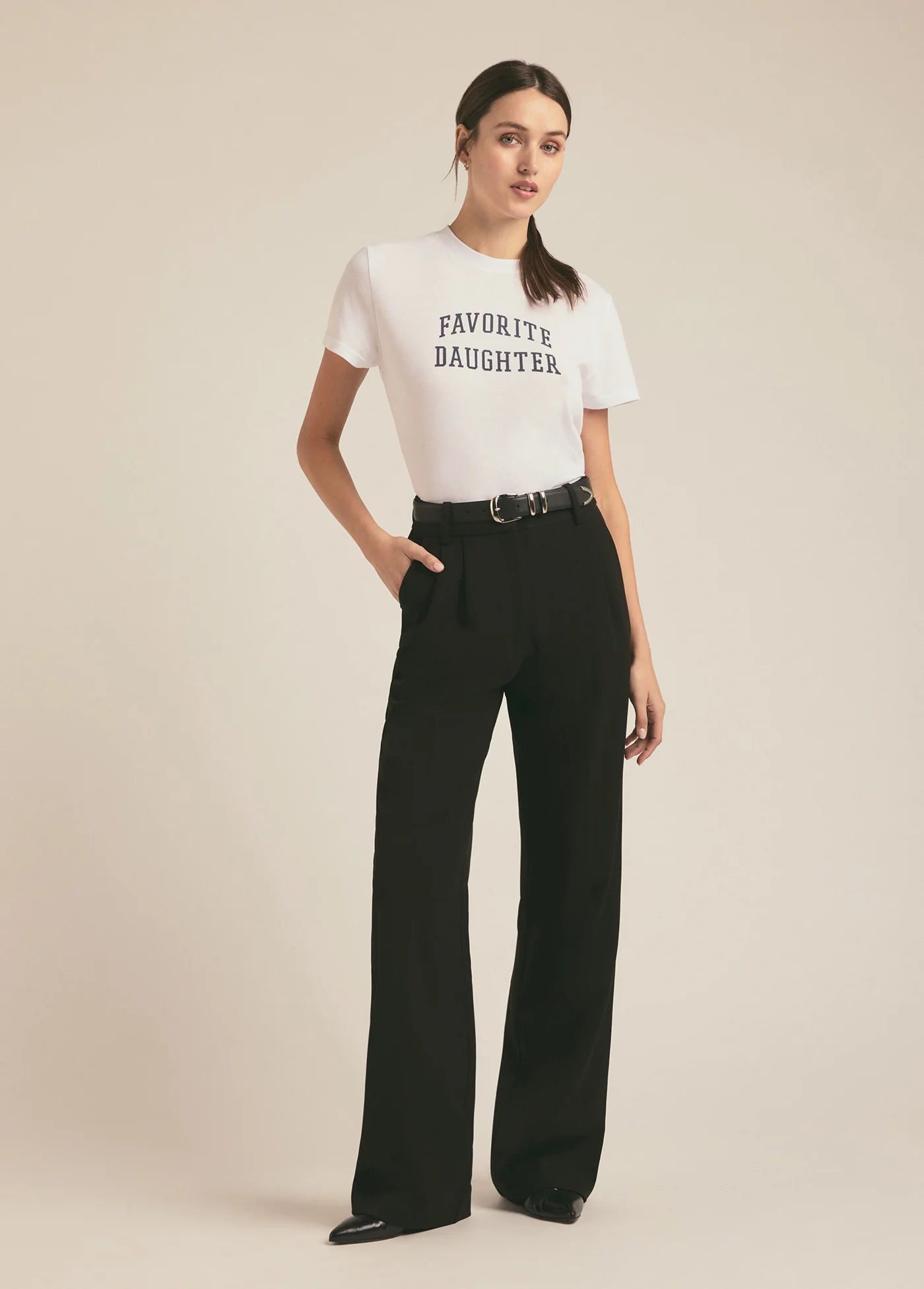 FAVORITE DAUGHTER CROPPED COLLEGIATE TEE