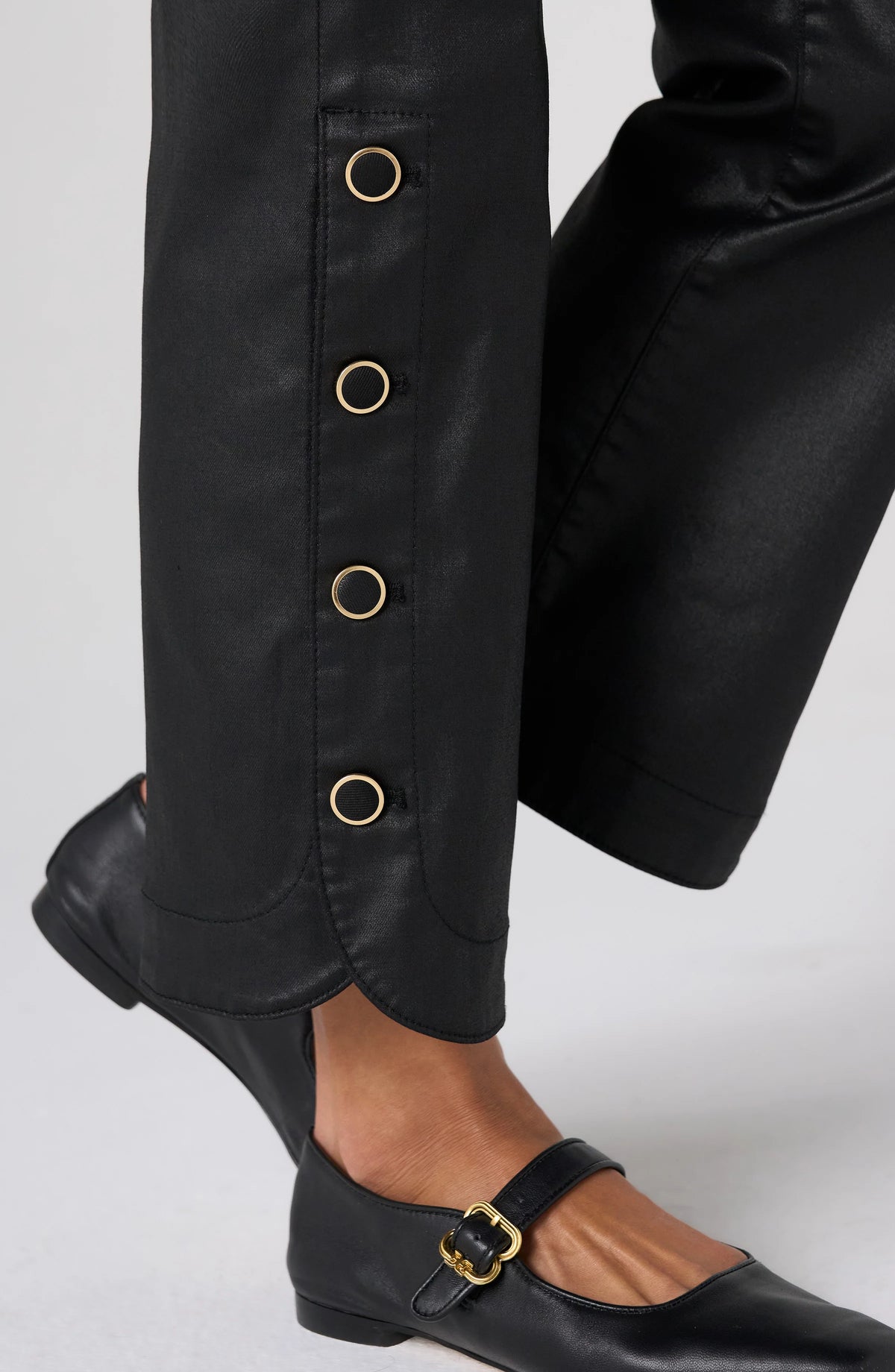 HANNAH CROP FLARE W BUTTON SLIT