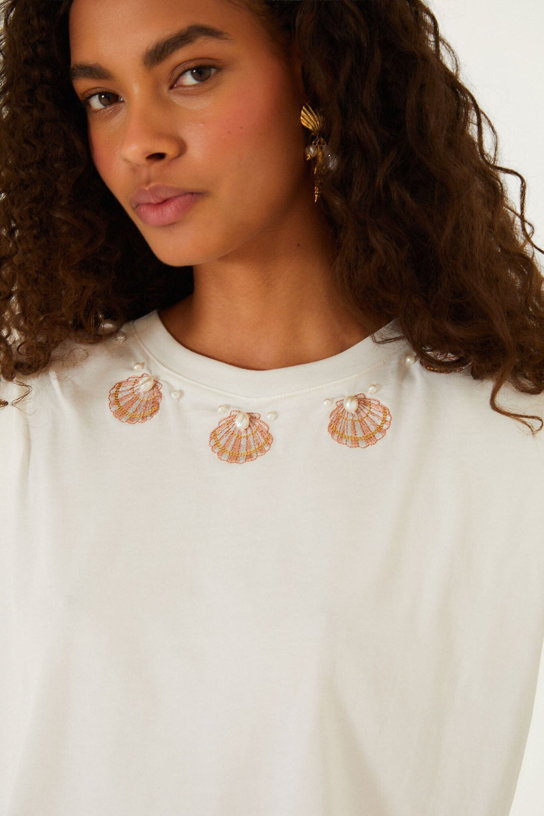 SEASHELL EMBROIDERED T SHIRT
