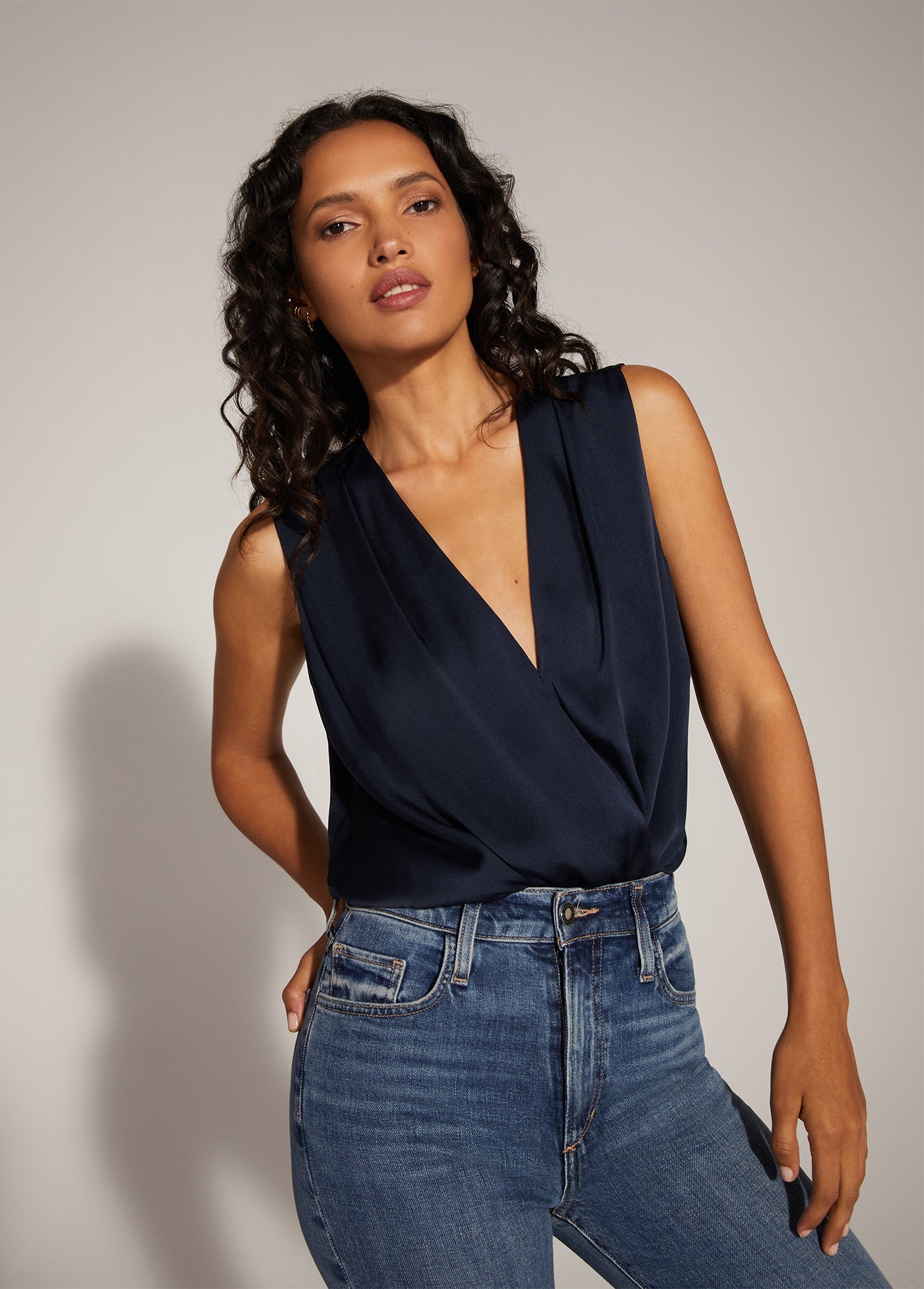 NAVY THE SLEEVELESS DATE BLOUSE