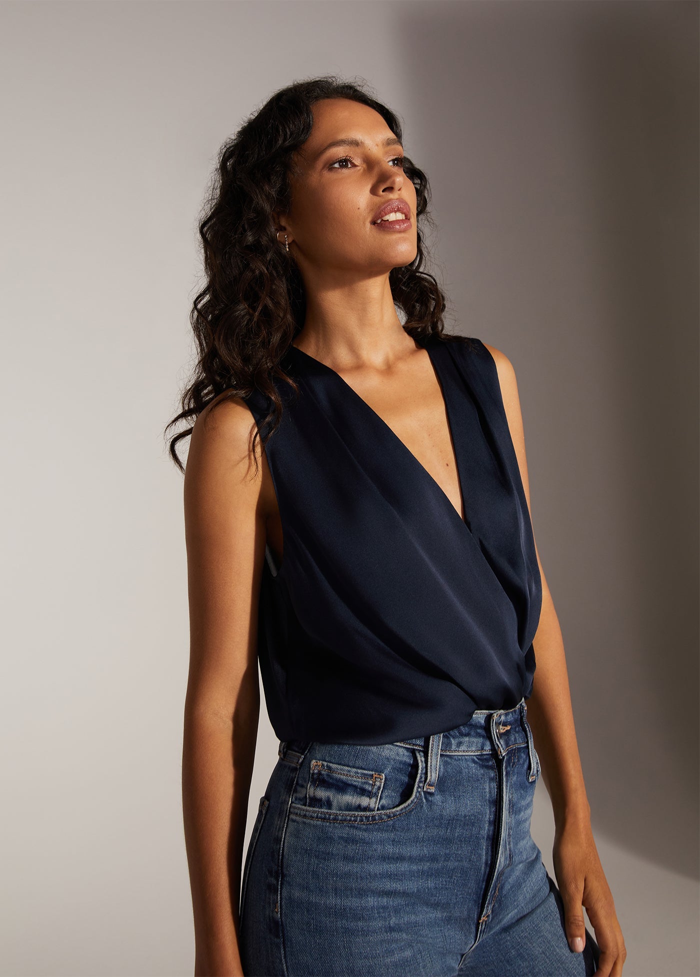 NAVY THE SLEEVELESS DATE BLOUSE