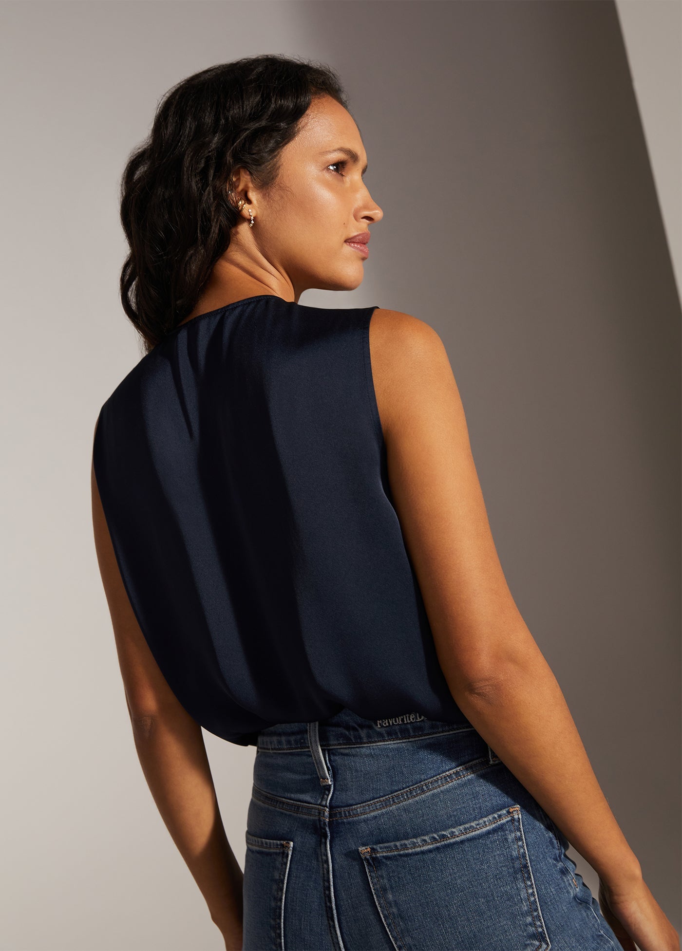 NAVY THE SLEEVELESS DATE BLOUSE