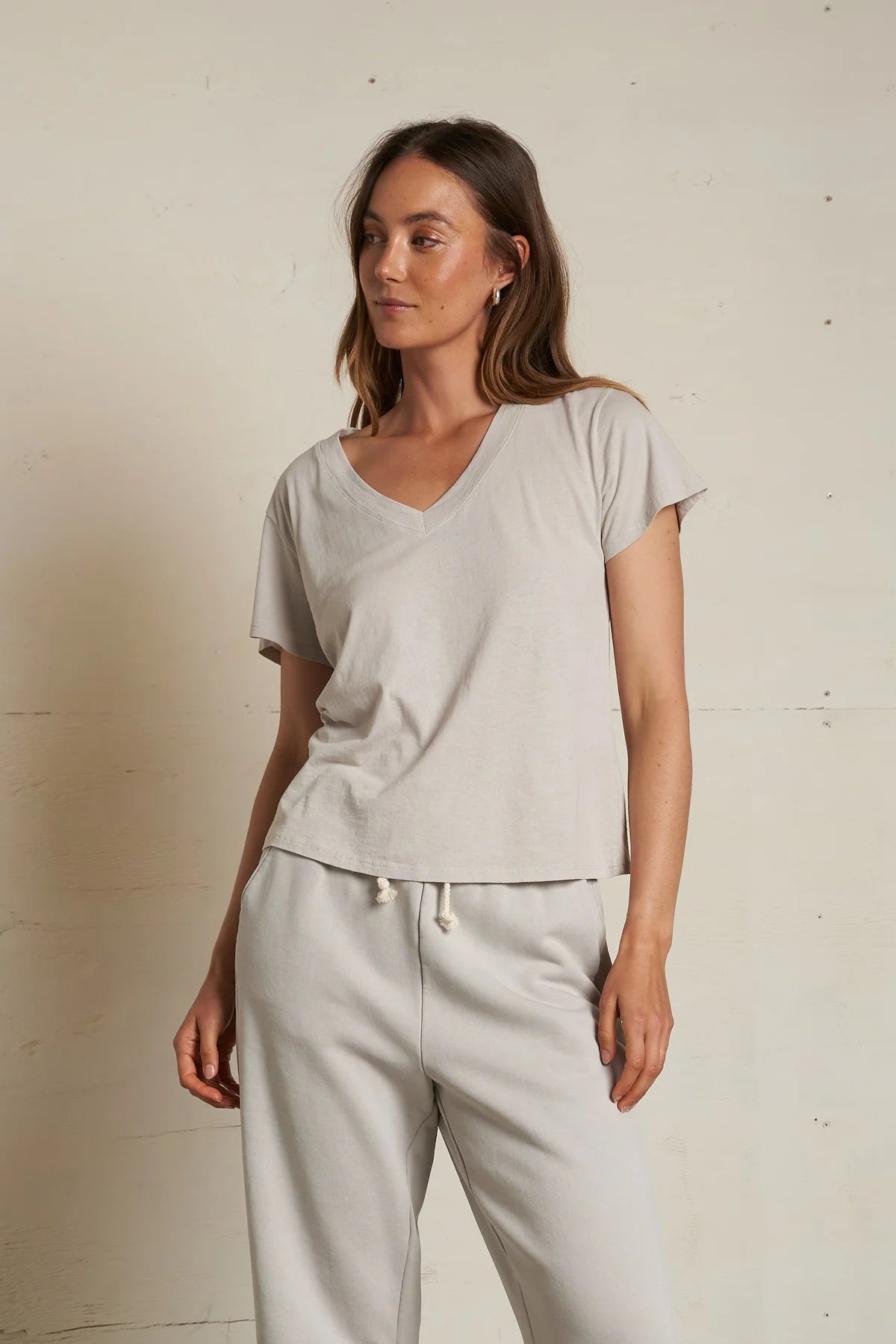 HENDRIX V NECK TEE- SILVER